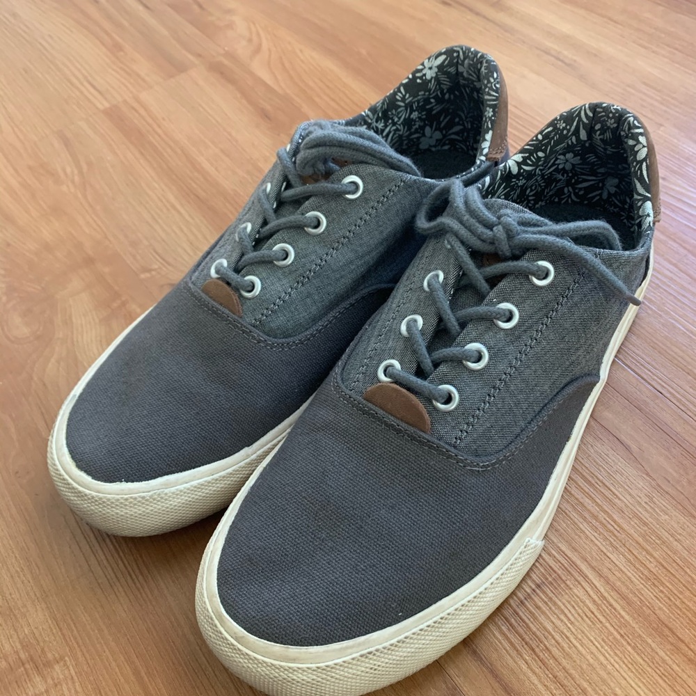 Shoes - Picture 2 of 5